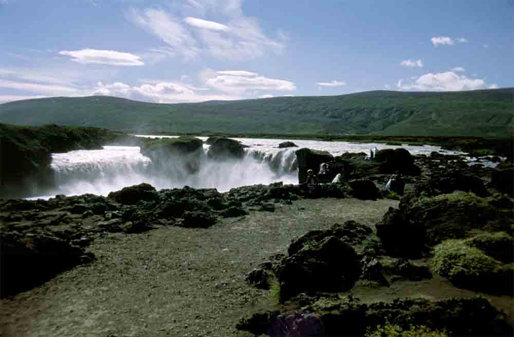 Islandia 167 - catarata de Godafoss - 1997.jpg